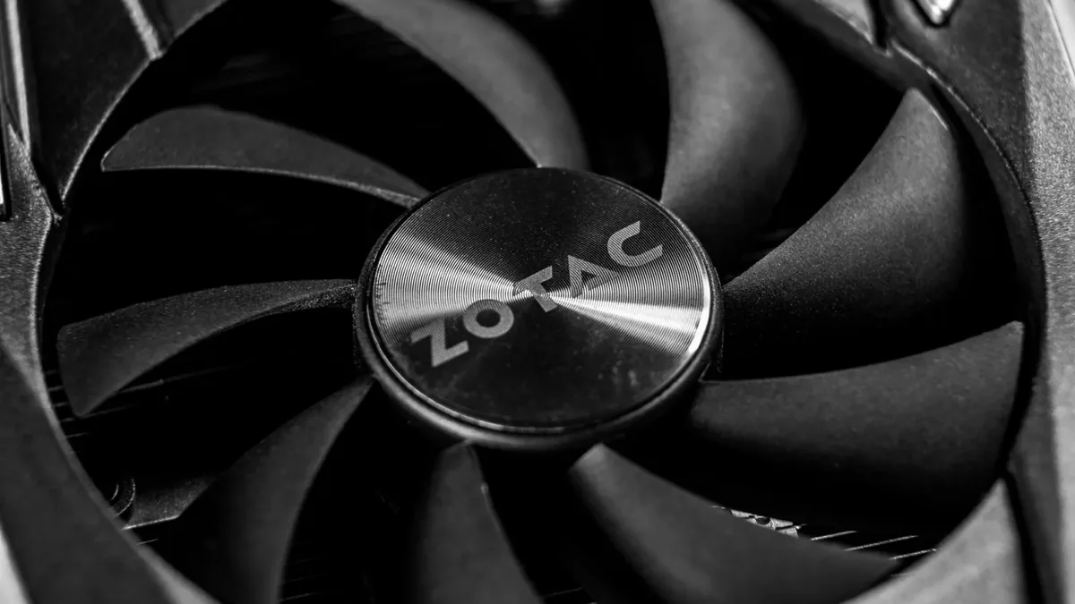 Czarno-białe zbliżenie wentylatora karty graficznej Zotac — Aktualizacja BIOS a stabilność systemu po aktualizacji Windows