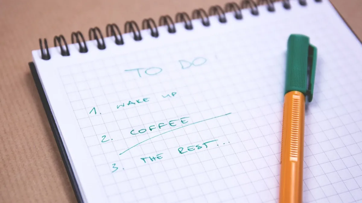 Notatnik z angielską listą to do (wake up, coffee, the rest), nie opis usterki sprzętu — Bezpieczne pakowanie laptopa Lenovo przed odbiorem