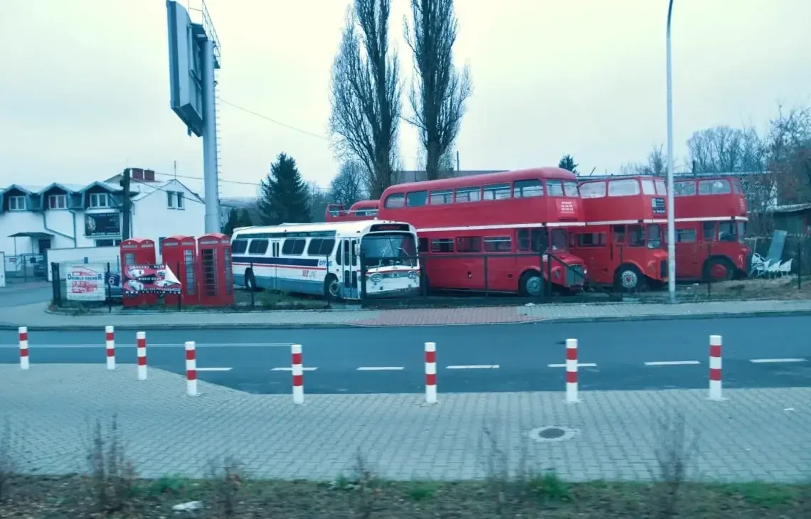 Zabytkowe czerwone piętrowe autobusy typu double-decker zaparkowane przy ulicy — Laptop zastępczy na czas naprawy — Wilanów