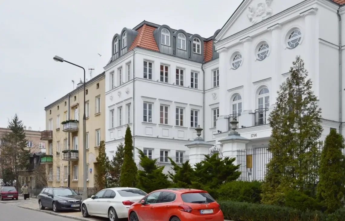 Zabytkowa kamienica z klasycystyczną fasadą przy ulicy — Naprawa laptopa Lenovo Legion dla graczy — Wawer