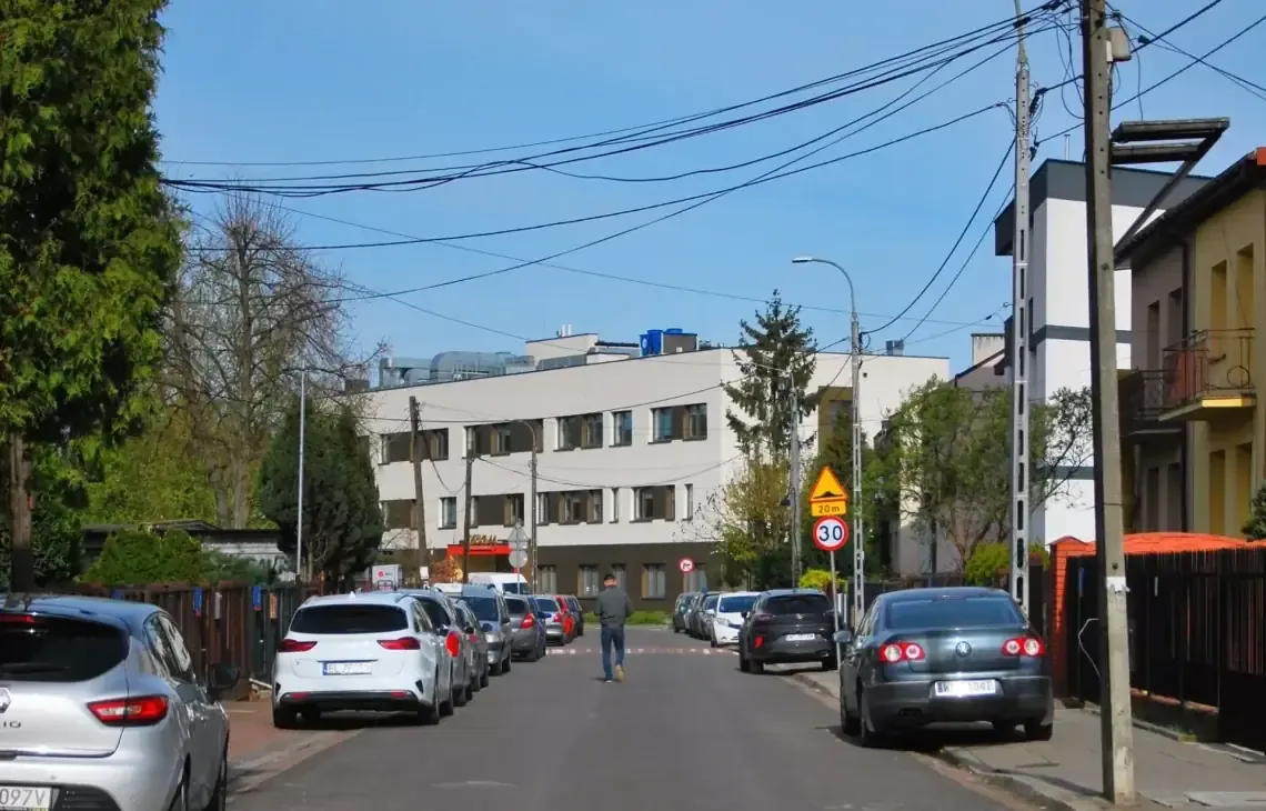 zdjęcie spokojnej ulicy osiedlowej z zaparkowanymi samochodami — Naprawa laptopa Lenovo po zalaniu — powiat warszawski zachodni