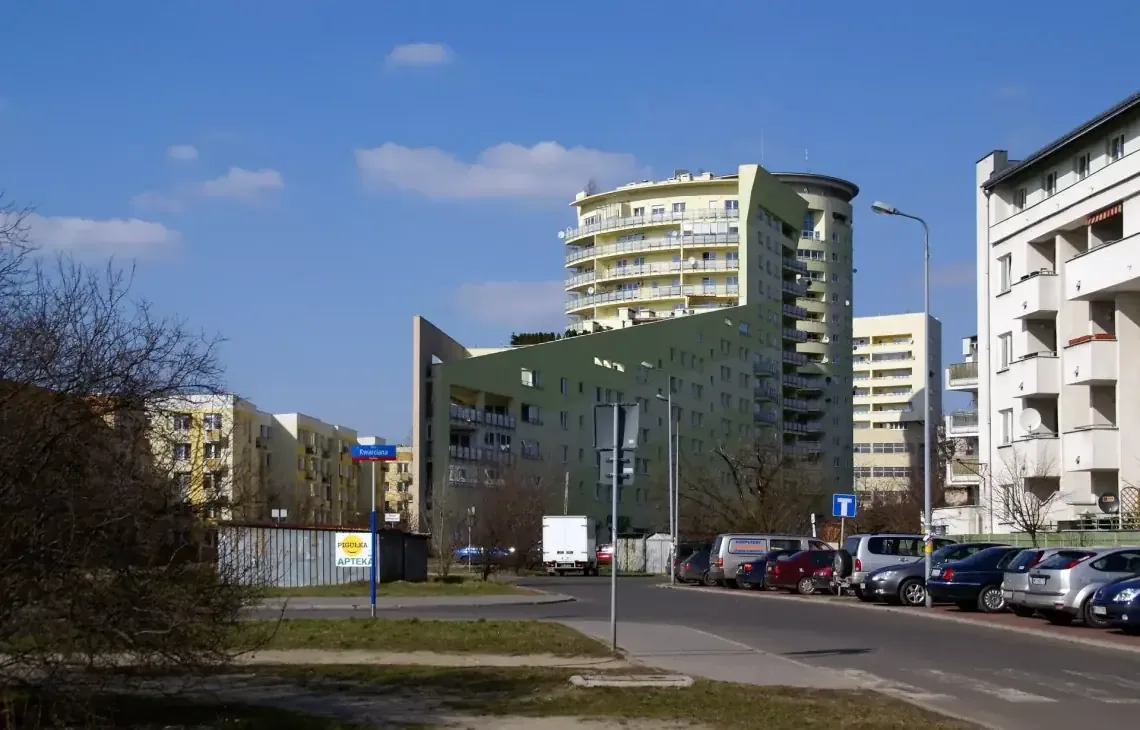 Zdjęcie osiedlowej uliczki z nowoczesnymi apartamentowcami przy ulicy Franciszka Żymirskiego — Odzyskiwanie danych z laptopa Lenovo — Targówek