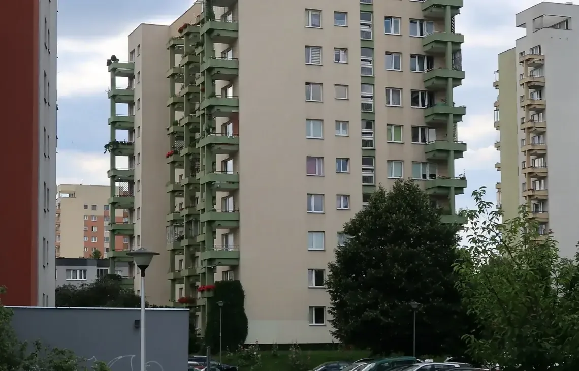 Wysoki blok mieszkalny z zielonymi balkonami na osiedlu — Odzyskiwanie danych z laptopa Lenovo — Ursynów
