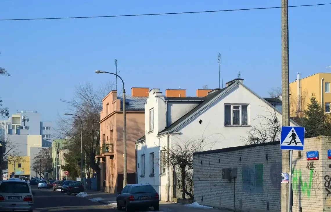Uliczna zabudowa jednorodzinna z przejściem dla pieszych — Pogotowie komputerowe Wawer — awaria laptopa Lenovo po godzinach