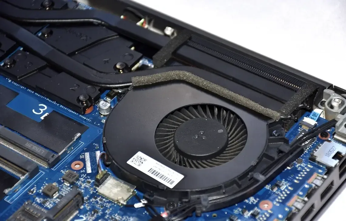 Laptop przegrzewa się – problemy z układem chłodzenia — Przegląd doku Thunderbolt/OneLink+ w firmie — na co zwrócić uwagę