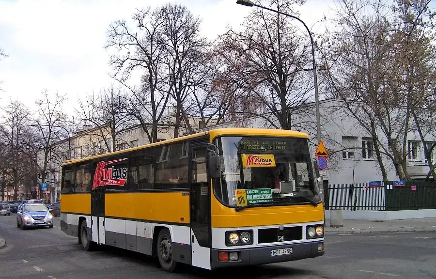 Zdjęcie żółtego autobusu miejskiego (minibusu) na ulicy w otoczeniu kamienic — Serwis ThinkPad dla firm — Targówek