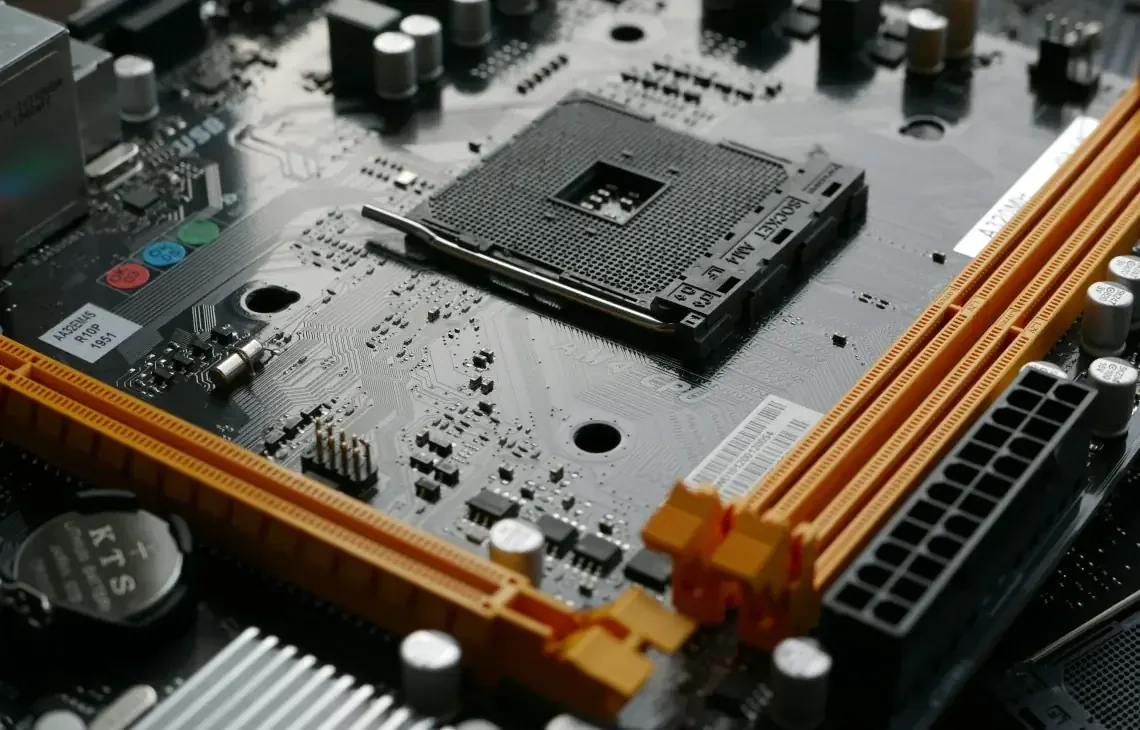 zbliżenie gniazda procesora i pamięci RAM na płycie głównej — bateria laptopa Lenovo pokazuje różne wartości w Windows i BIOS