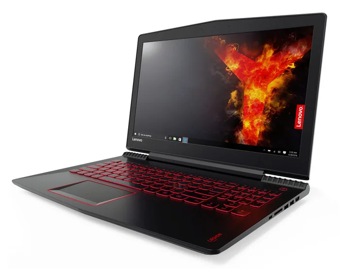 Dłonie montujące kość pamięci RAM w laptopie, obok leżą śrubokręty precyzyjne — case study: uratowanie danych z zalanego laptopa Lenovo Legion