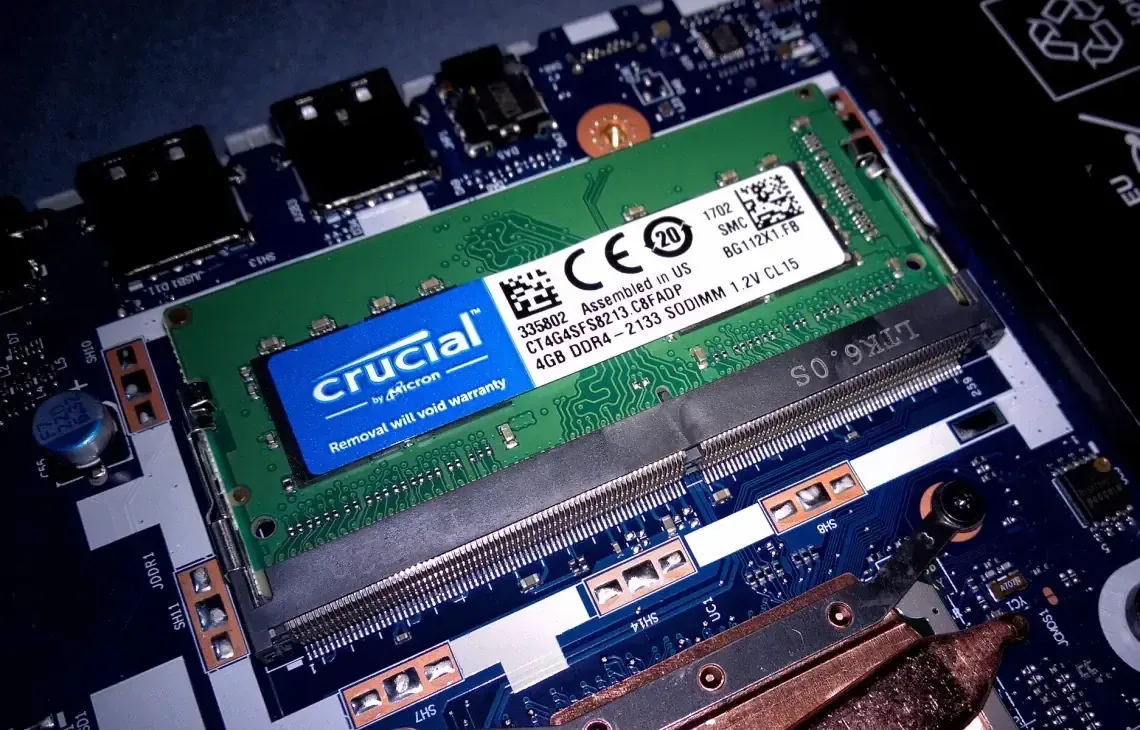 Dysk talerzowy HDD obok dysku SSD M.2 na blacie — dysk M.2 NVMe w laptopie Lenovo — kompatybilność i wymiana