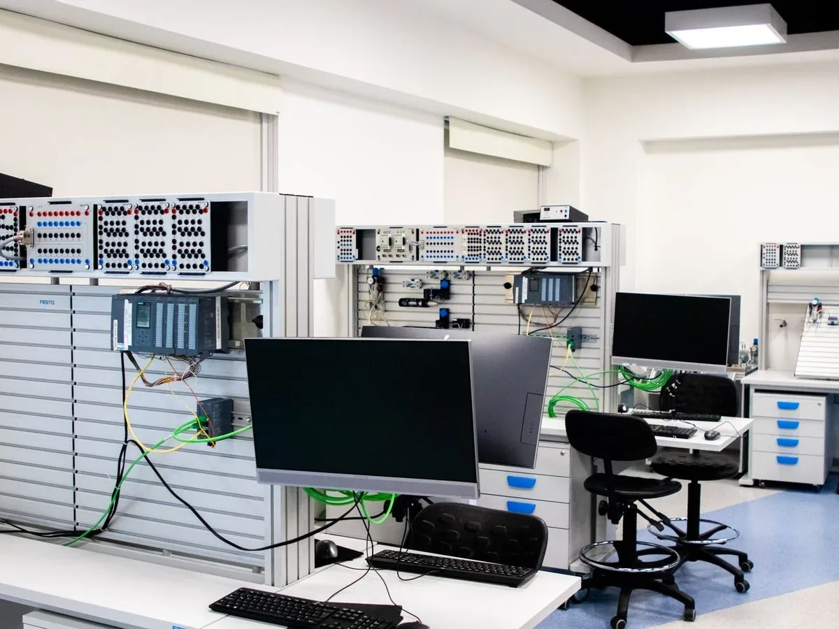 Sala warsztatowa z komputerami i szafami elektronicznymi, bez ludzi — jak ocenić wiarygodność serwisu laptopów Lenovo