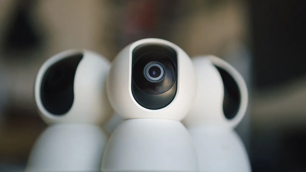 Białe obrotowe kamery smart home