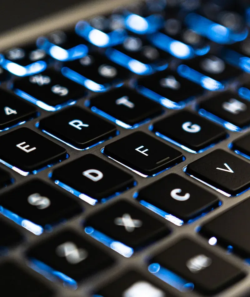zbliżenie podświetlanej na niebiesko klawiatury laptopa — klawiatura laptopa Lenovo Yoga w trybie tabletu — blokada