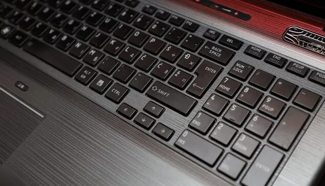 Zbliżenie na klawiaturę laptopa z klawiszami numerycznymi, podświetlenie czerwone — klawiatura numeryczna w laptopie Lenovo nie działa