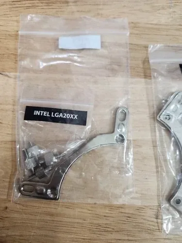 Metalowa płytka montażowa (backplate) pod chłodzenie CPU — element mocujący od spodu płyty głównej — konserwacja chłodzenia po naprawie płyty głównej