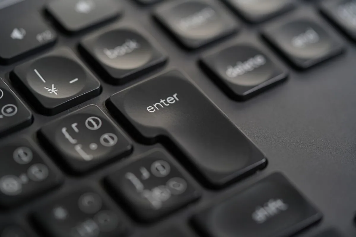 Zbliżenie klawiszy klawiatury laptopa, w tym klawisz Enter — klawiatura reaguje z opóźnieniem tylko na niektóre klawisze
