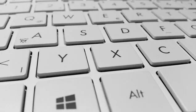 Zbliżenie białej klawiatury laptopa z klawiszem Windows — obraz w porządku, ale jasność nie reaguje na skrót klawiszowy