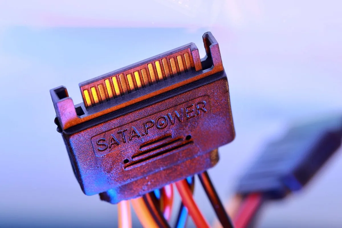 zbliżenie złącza zasilania SATA power z kolorowymi przewodami — upadł i się nie włącza — diagnostyka