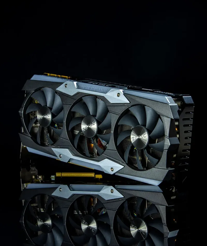 karta graficzna Zotac z trzema wentylatorami na czarnym tle — modernizacja laptopa Lenovo pod kątem pracy z kartą graficzną zewnętrzną (eGPU)
