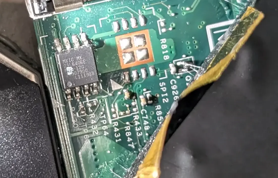Makrofotografia płyty głównej laptopa z układem pamięci BIOS/EEPROM (inne ujęcie) — naprawa rozruchu EFI/UEFI na laptopie Lenovo