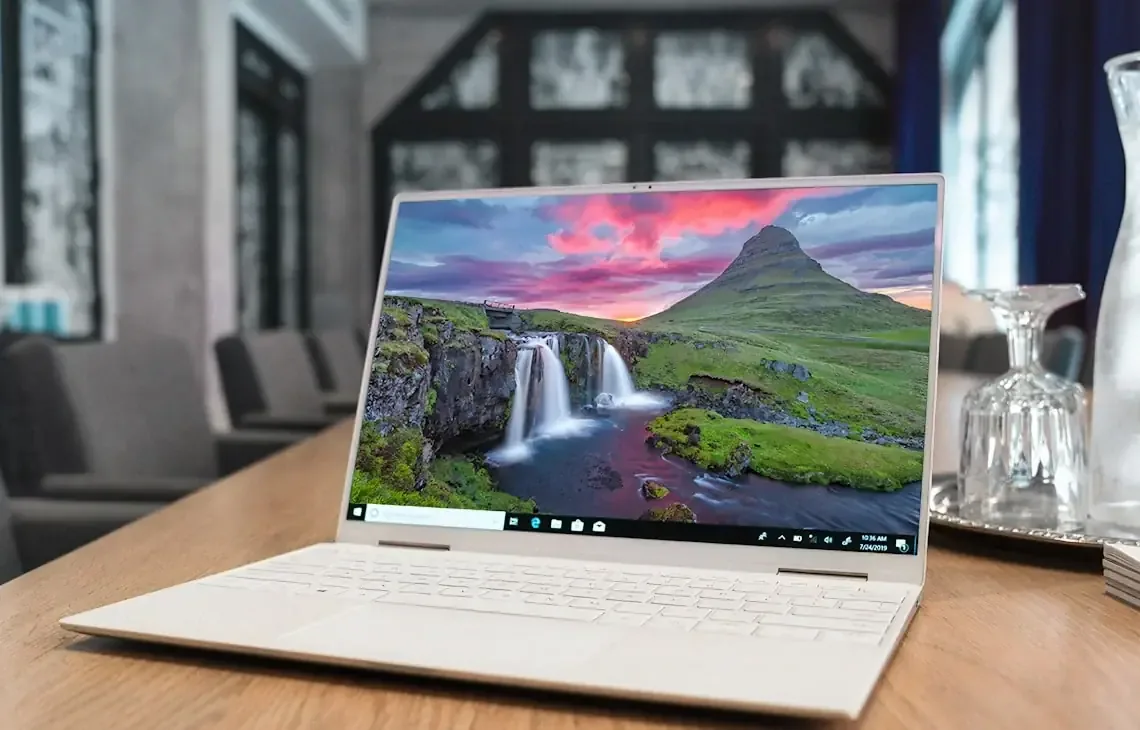 Białoróżowy laptop z systemem Windows na stole w restauracji — naprawa uszkodzonego rejestru systemowego Windows