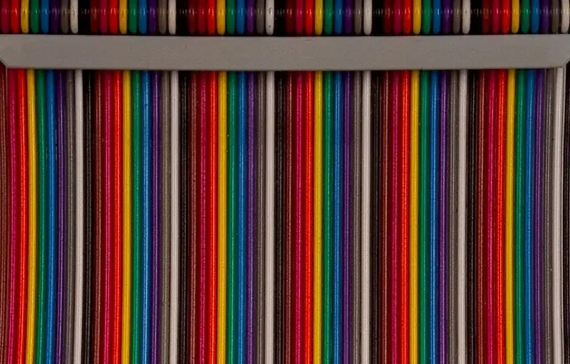 Makro wielokolorowej taśmy matrycy laptopa podłączonej do złącza — naprawa złamanej klapy matrycy ThinkPad