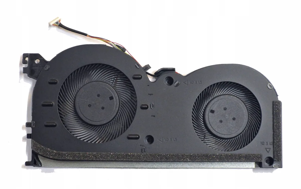 Dłoń technika naprawiającego wnętrze rozłożonego laptopa na macie ESD — rurki cieplne (heat pipe) — objawy uszkodzenia i naprawa