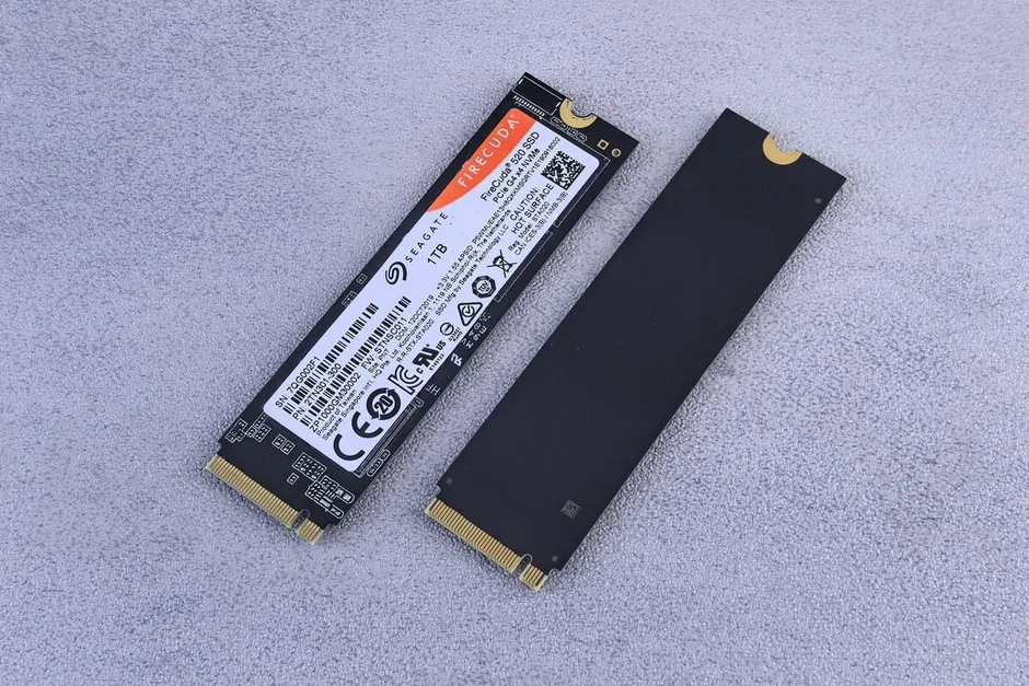 Dwa dyski SSD M.2 w zbliżeniu