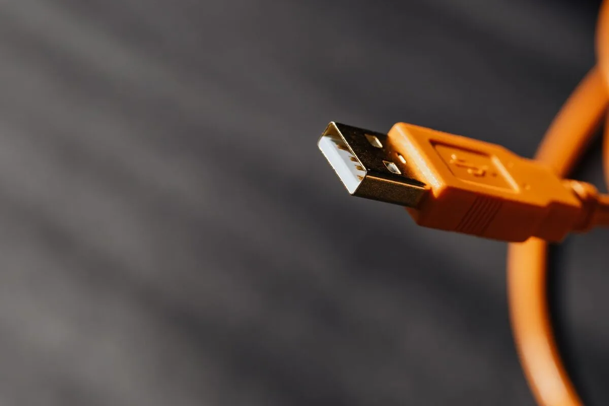 Wtyczka kabla USB z bliska — wymiana całego panelu portów bocznych laptopa