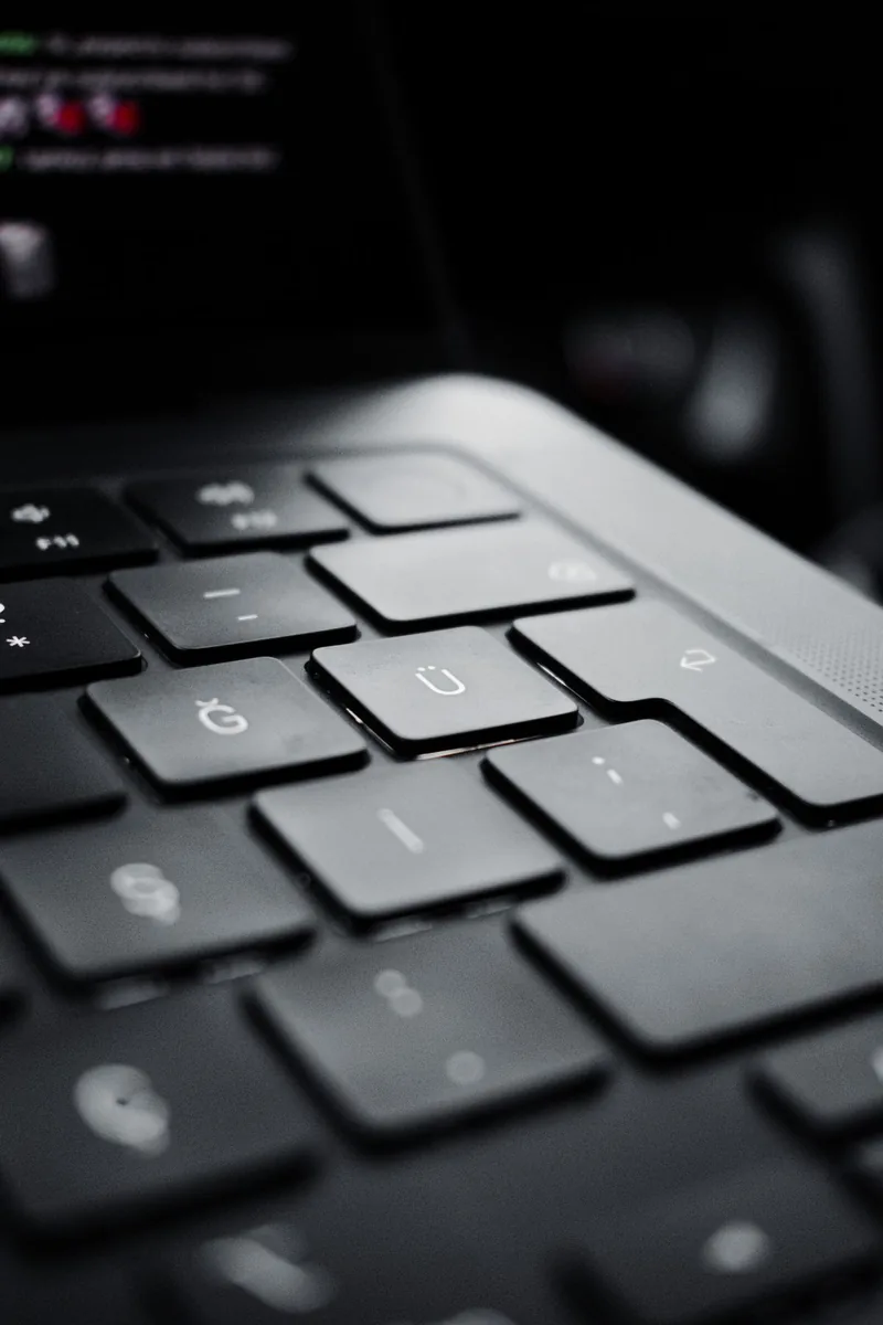 Zbliżenie na klawisze klawiatury laptopa — wymiana pojedynczej klapki (keycap) w klawiaturze ThinkPad