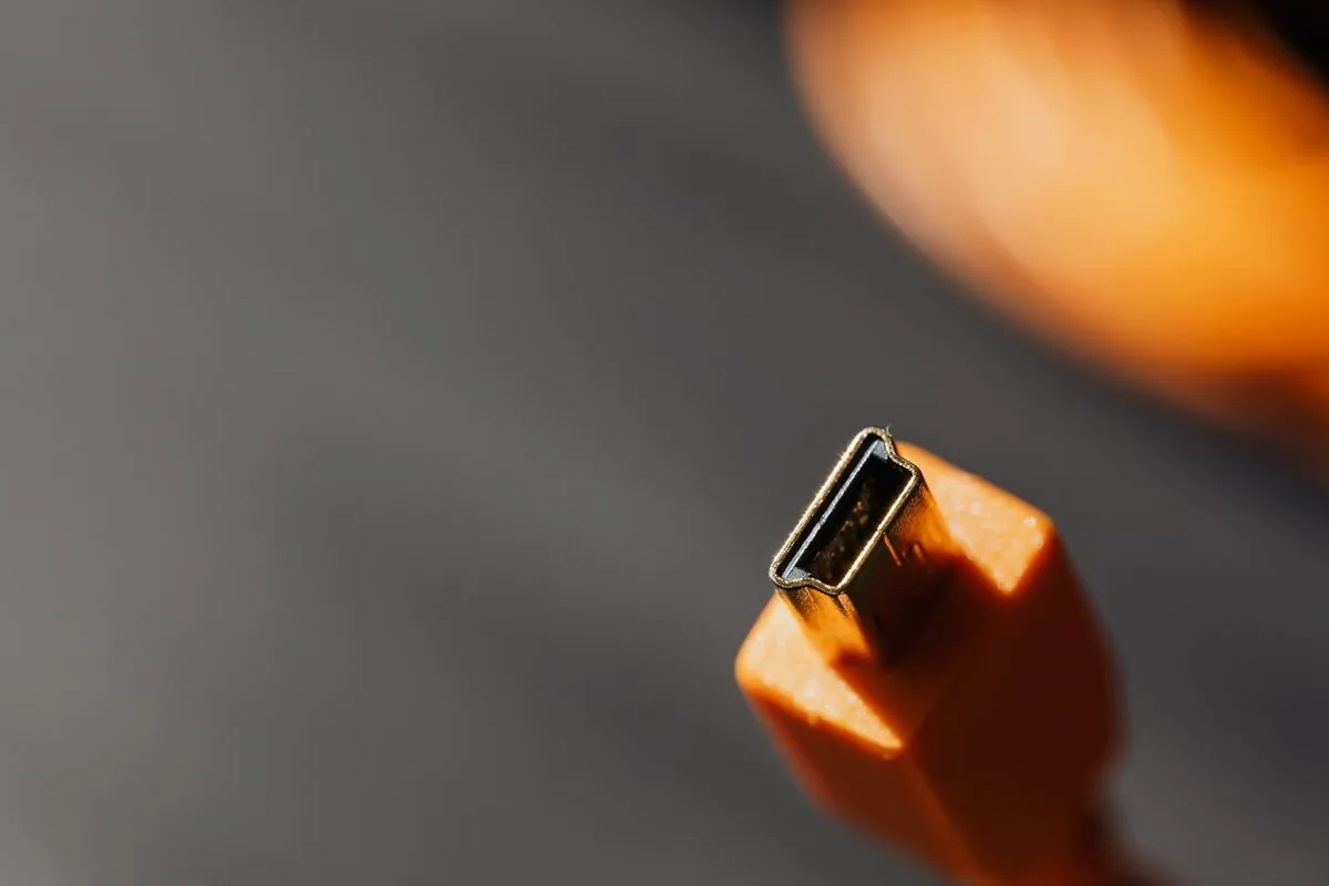 Zbliżenie wtyczki kabla micro-USB, nie taśmy sygnałowej matrycy — wymiana taśmy sygnałowej matrycy w ThinkPadzie