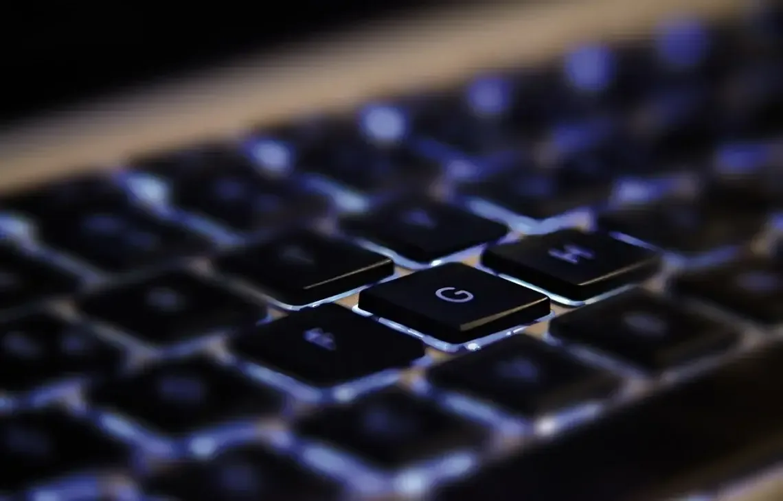 zbliżenie podświetlonej klawiatury laptopa — zalana klawiatura laptopa — pierwsza pomoc i naprawa