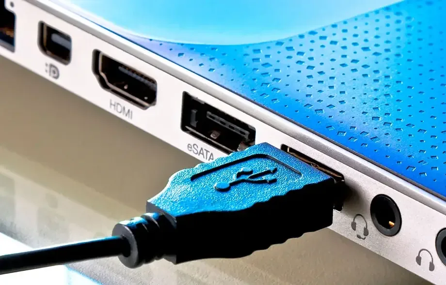 Panel przedni obudowy komputera z portami USB — zalanie portu USB-C — objawy i naprawa