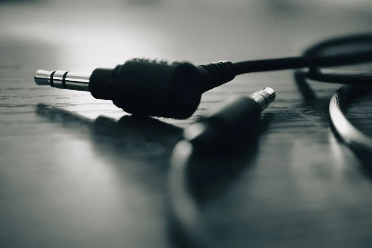 czarno-białe zdjęcie wtyczek kabla audio jack — zasilacz Lenovo wydaje dźwięk piszczenia podczas ładowania