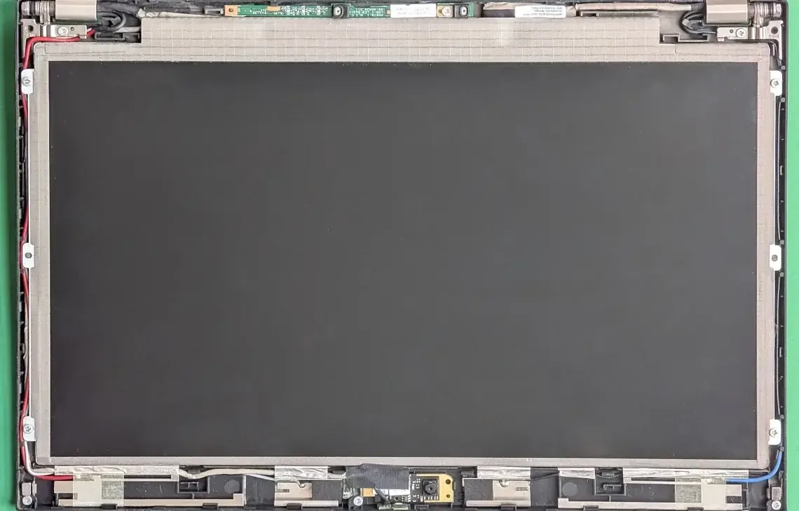 Wnętrze klapy laptopa z matrycą LCD, taśmą i kamerką po demontażu — złącze matrycy laptopa Lenovo — objawy uszkodzenia